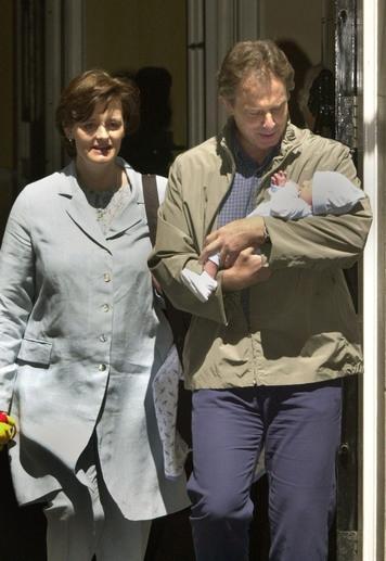 【来自投稿】2000年5月，时年47岁的英国首相托尼·布莱尔和他46岁的夫人切丽