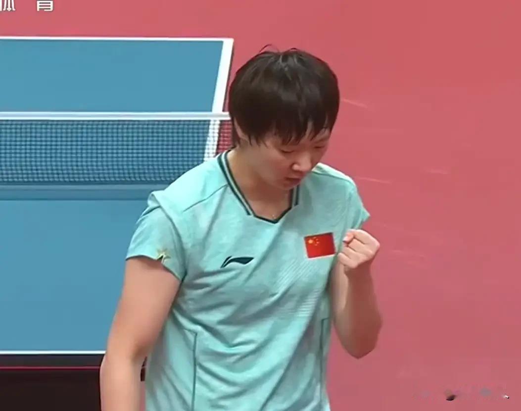 王曼昱3:2拿下张本美和的时候，大家看到看台上王励勤和秦志戬的表情了吗？两人也都
