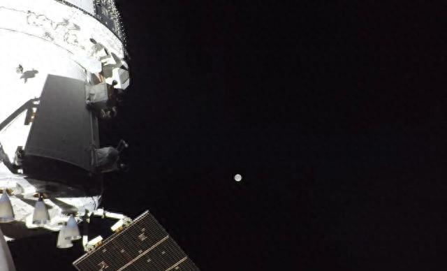 飞了10万英里！宇航员直奔月球背面，美局长放话：竞争是好事阿耳忒弥斯2号的升