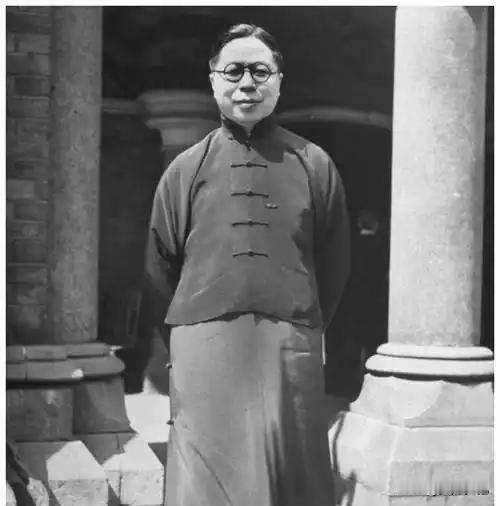草山寿宴暗藏杀机！一道苦鱼救下省主席夫妻，转天司机人车凭空消失1952年，