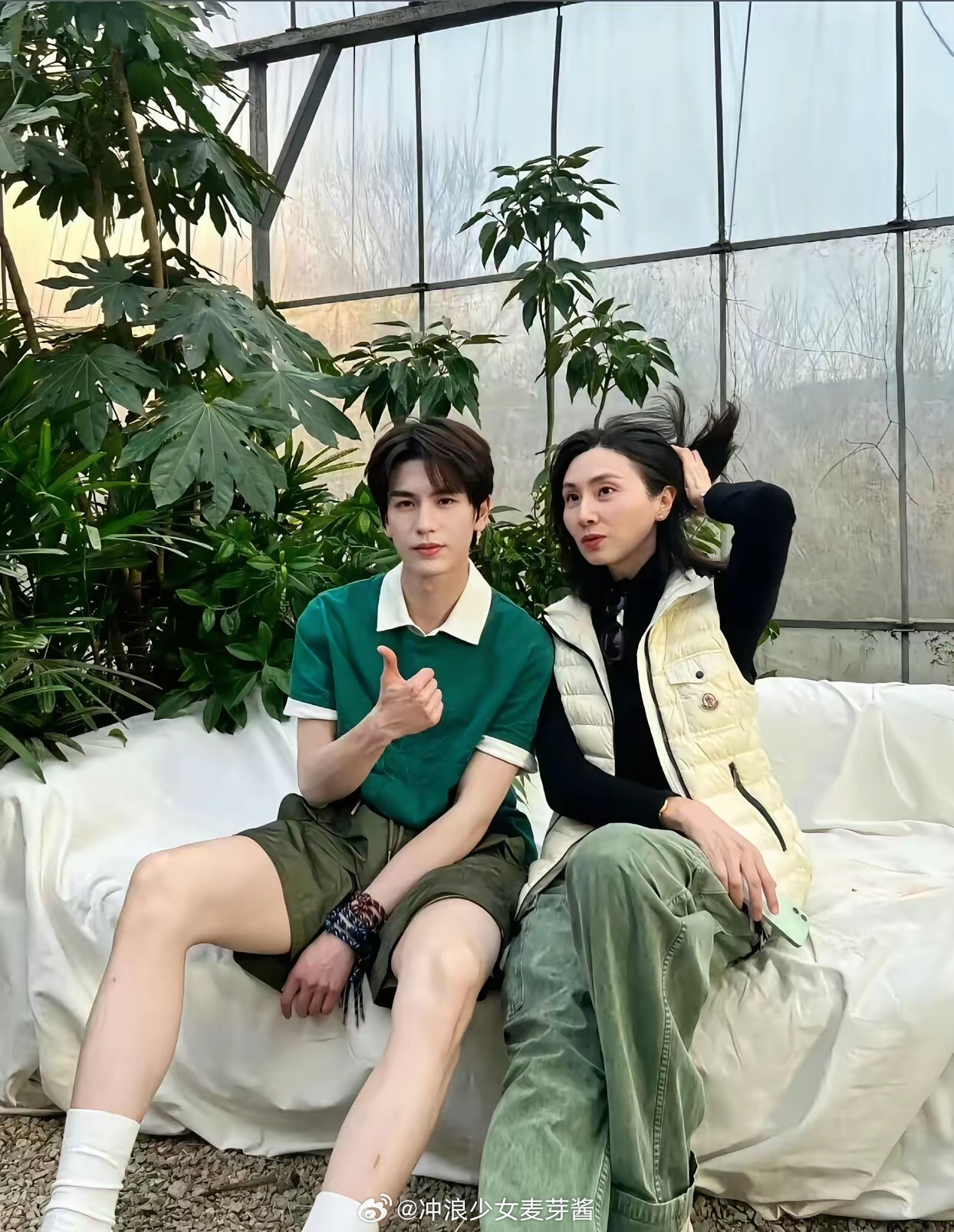 不整容不医美，张凌赫的美貌遗传了妈妈的