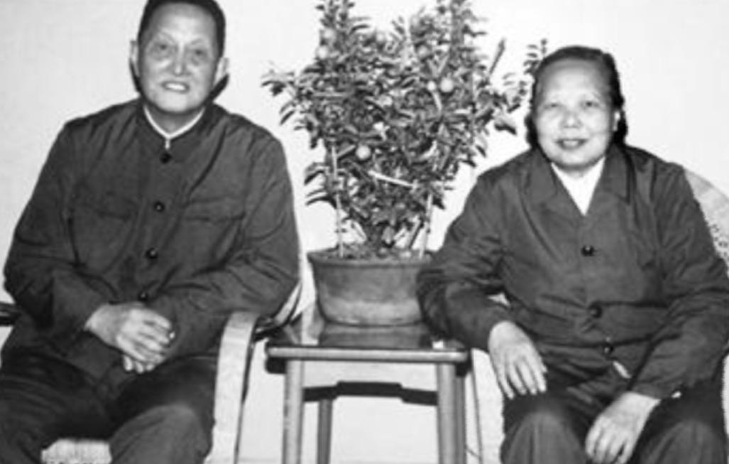 1936年，洪学智看上了女兵张文，找了领导去说媒。不料，张文却嫌弃洪学智满脸麻子