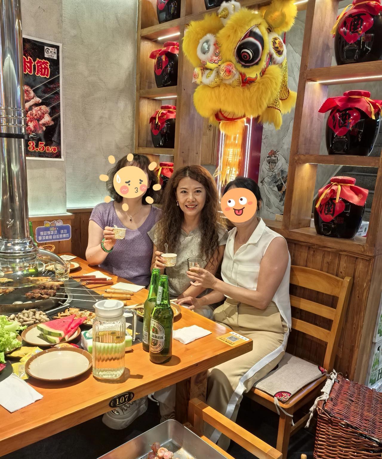 第二次来水浒烤肉了，今天给一位姐妹饯行。三个女汉子大口吃肉，大碗喝酒，不亦快哉！
