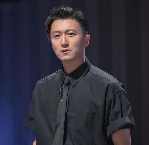 8月9日晚上，谢霆锋沈阳演唱会全部结束后去吃烧烤，他个子太矮出来时竟然没被认出来