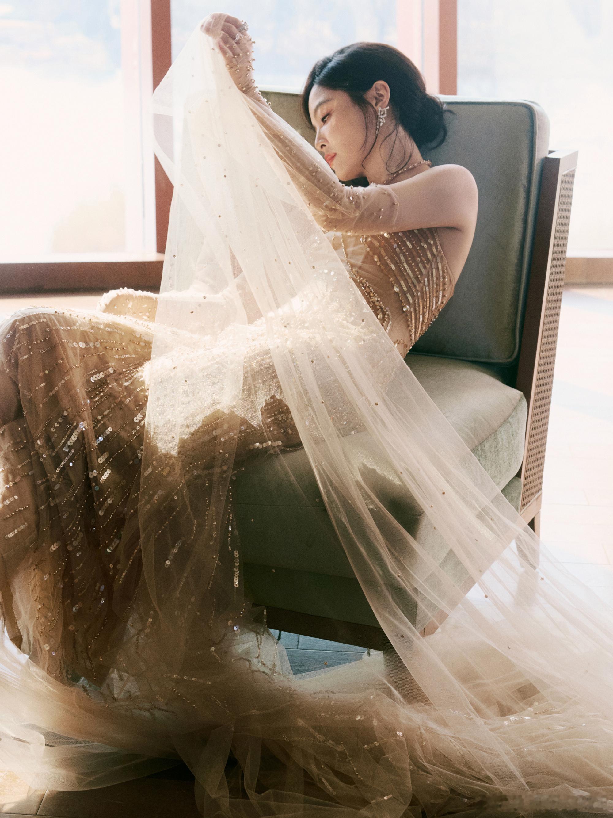 辛芷蕾的状态解锁辛芷蕾冷感时尚穿搭！极简挂脖裸背礼裙温柔又性感，肩颈线条优越，