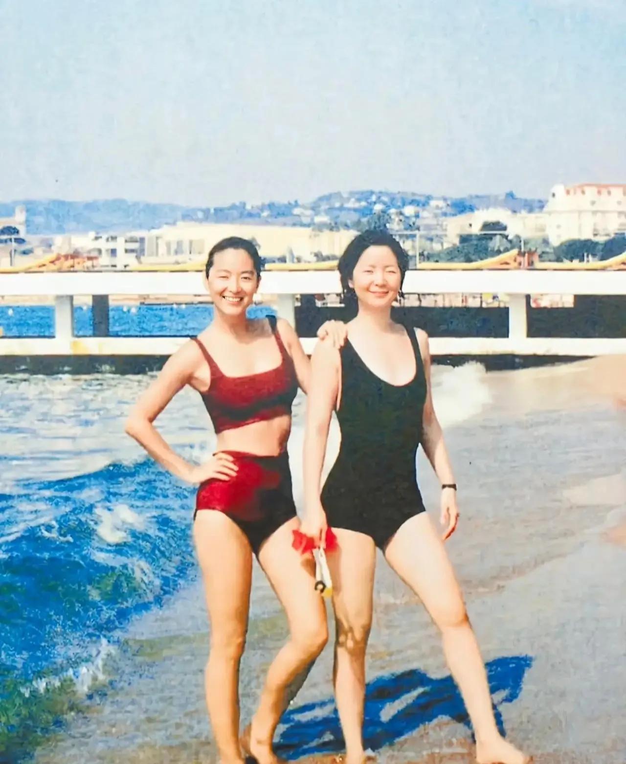 难得一见，35年前，林青霞、邓丽君两大绝色美人儿的合影。图片拍摄时间来自遥远