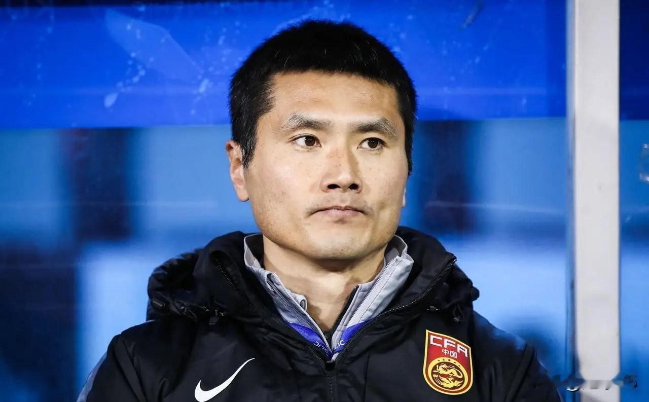 国足刚被按在地上摩擦完，转头就要在广州“重新做人”了。先说结论：邵佳一不走。
