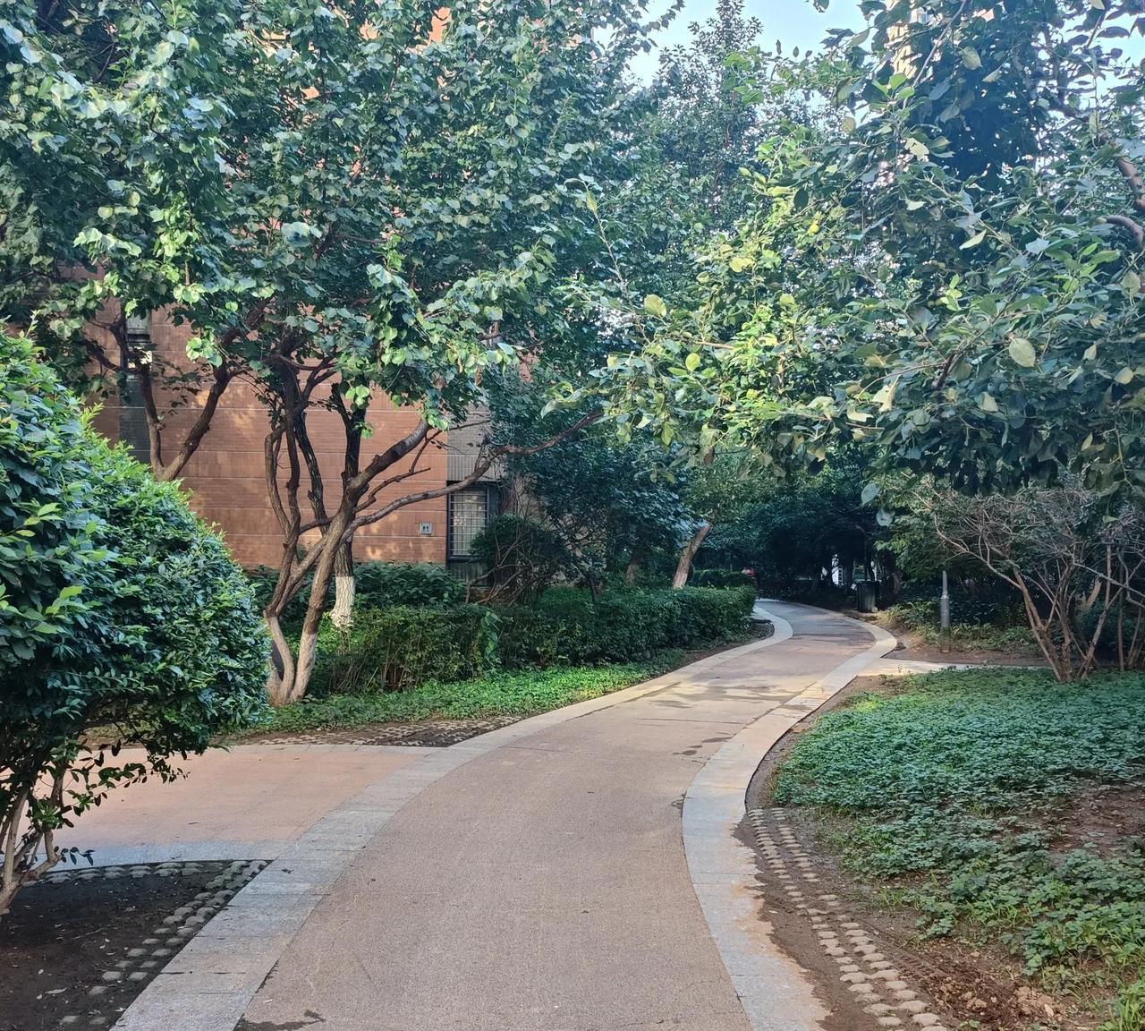 我同学夫妻都是铁路退休的，她是18年退的，老公是2023年退的。同学是会计，退