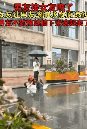 太卑微了！广东深圳，有一位阿姨在回家的路上，遇到下雨，所以就来到一家酒店门口避雨