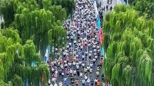 听说很多马拉松被叫停，我是支持的，不是因为别的，就是我那傻老公。​今年他年初开