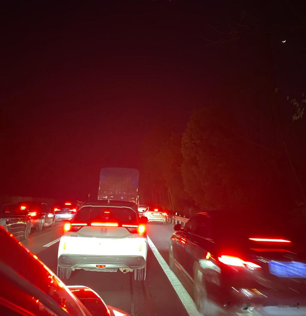 高速堵车的各种奇怪事件！！！头车睡着的！1.头车睡着的，没有一位好心人滴滴，任