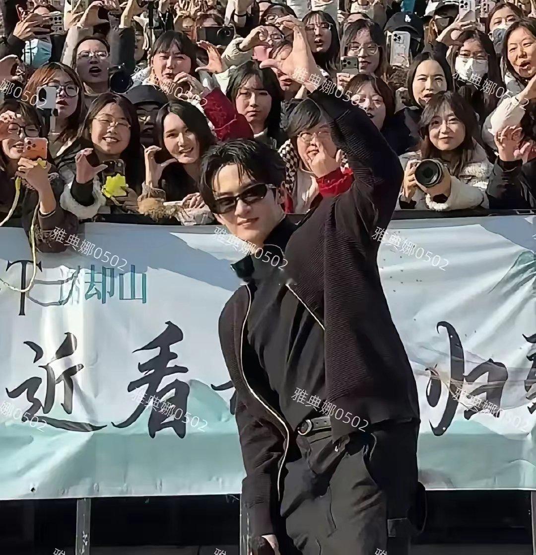 今天在横店，亲眼见着了檀健次。我得说实话，本人和精修图差别不大，挺白净一小伙。但