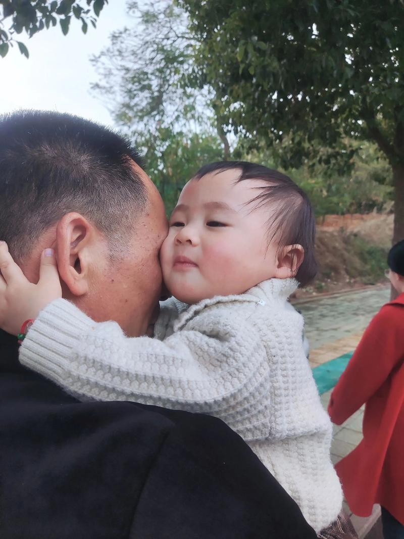 孙子和外孙子的差别从姓氏传统来讲，孙子通常随爷爷家姓，被视为“自