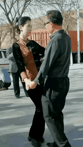 这两个人有意思啊，看着好像不太熟，跳的还挺默契，男的始终看着女的，女的却表现的好