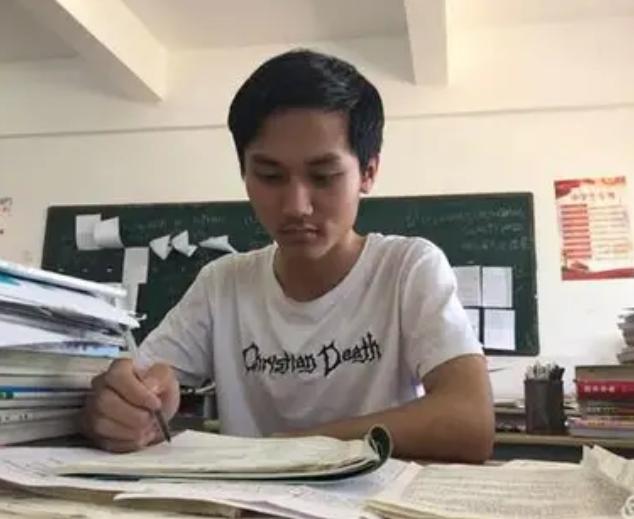 一位山沟沟里苦读走出的研究生，打拼9年陆续给家里打了70多万，回家后却发现父母手