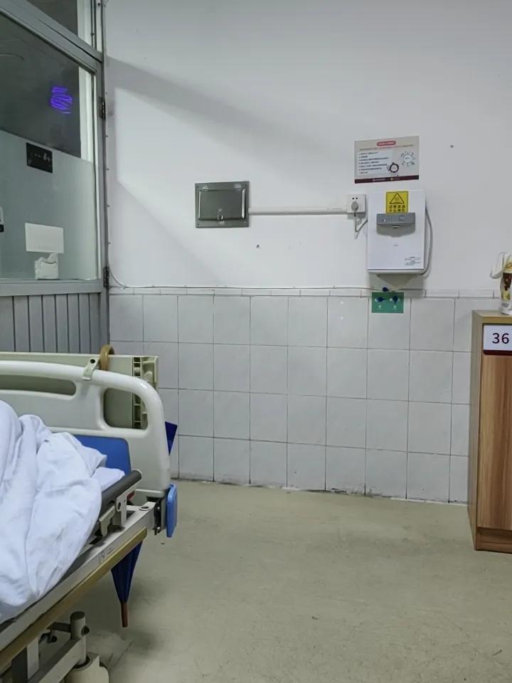今晚得在医院🏥陪护父亲了，他的血压又高了，左右手都高，用了💊也没见降下。医生