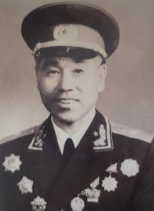 1952年，中央接到密报，一名开国少将私下成立贪污集团，贪污了大量黄金。毛主席得