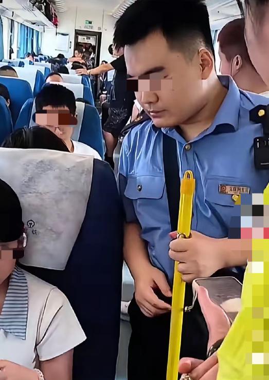 近3000人给一条跟评点赞——“混账就是这么来的”，说的就是火车上俩姑娘买三张票