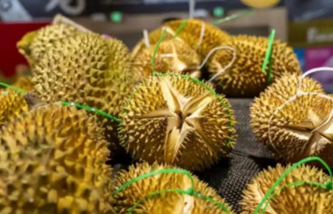 失去中国市场后，大量水果烂在地里卖不掉，现在开始后悔得罪中国。现在全球做水果