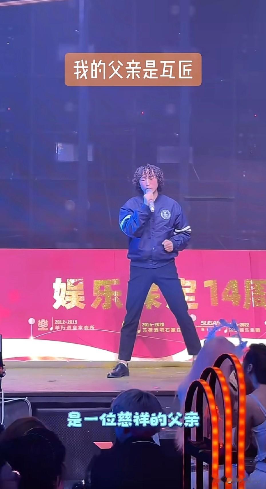 桂林活动结束后，国际巨星庞麦郎回到了家乡！汉中一家夜场14周年庆，成了千人合唱现