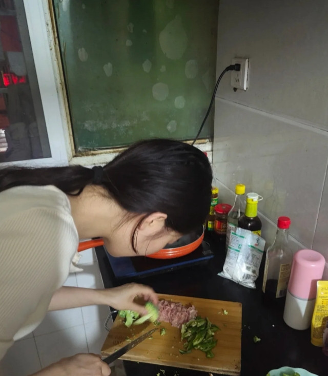 我同事的女儿去年刚刚结婚，不到一年的时间，今年就离婚了，离婚的原因让人想象不到，