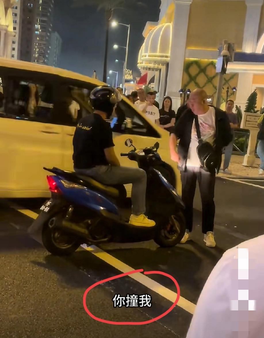 发生在澳门街头的一幕，疑似摩托车男子未礼让行人引发争执。光头大哥拦在车前斥责：“