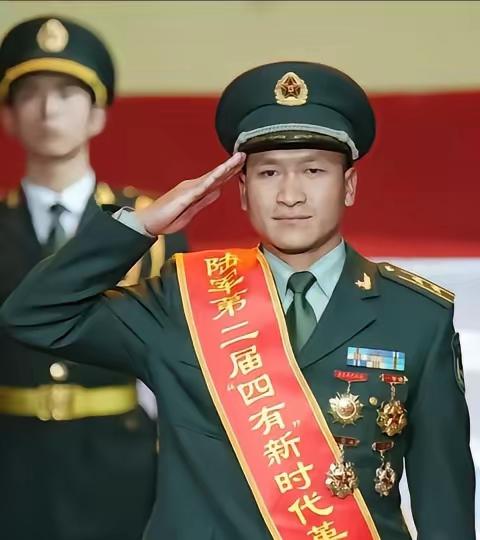 杨建松，云南大理人，2003年入伍，现任陆军第75集团军某特战旅副参谋长。荣立个