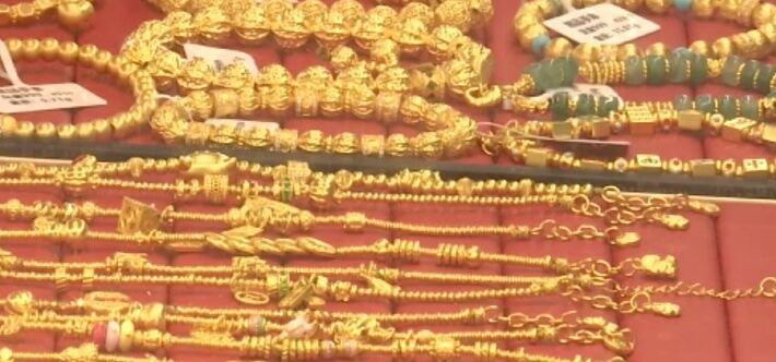 最近深圳水贝的黄金“跑腿代购”火得一塌糊涂，不少人借此省了近万元。2025年11