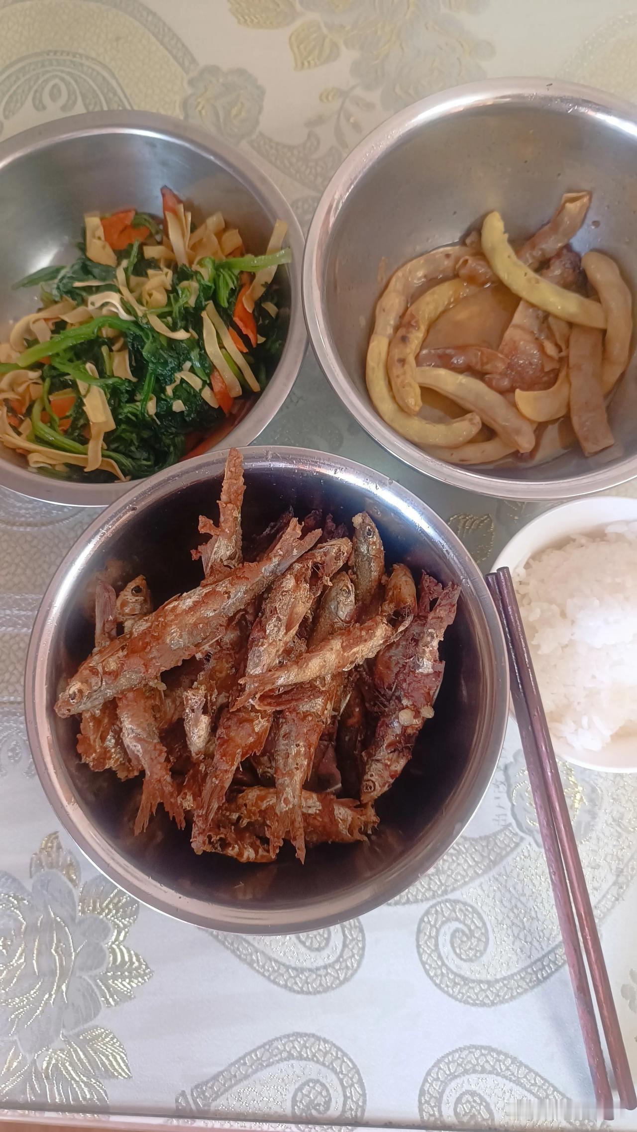 有没有跟我一样的，一个人做饭一个人吃饭，外面的饭也不敢吃，只能在家做，人少不好做