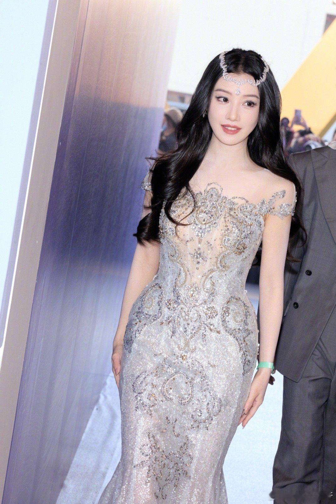 王鹤润红毯生图这是生图？这明明是精修水准！人鱼裙的流光溢彩全被镜头捕捉，腰臀