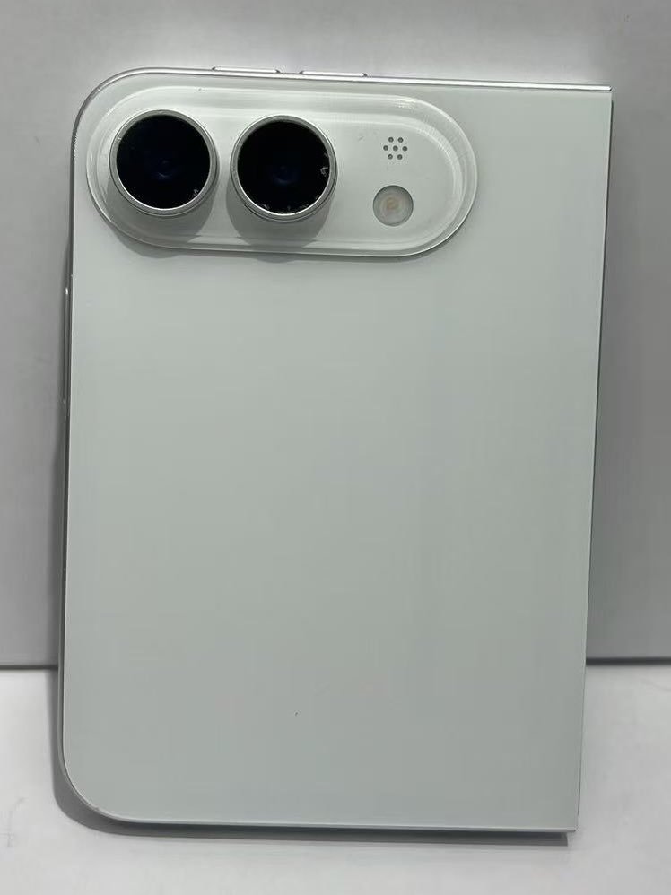关于iPhoneFoldUltra的几处细节后摄改成横向跑道模组，工程机