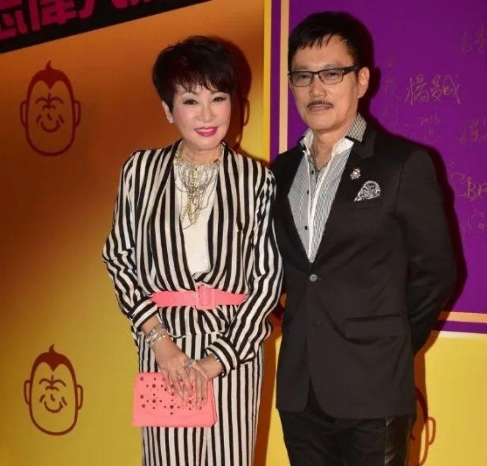 狄波拉的第二任丈夫江耀城，是一段姐弟恋，两人年龄相差11岁。江耀城原为新加坡民