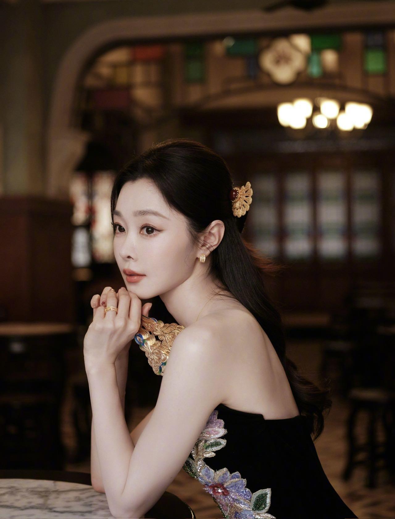 宋轶，这组照片拍得也太漂亮了吧！拍得珠光宝气的，宋轶一直是我比较喜欢的一位女明星