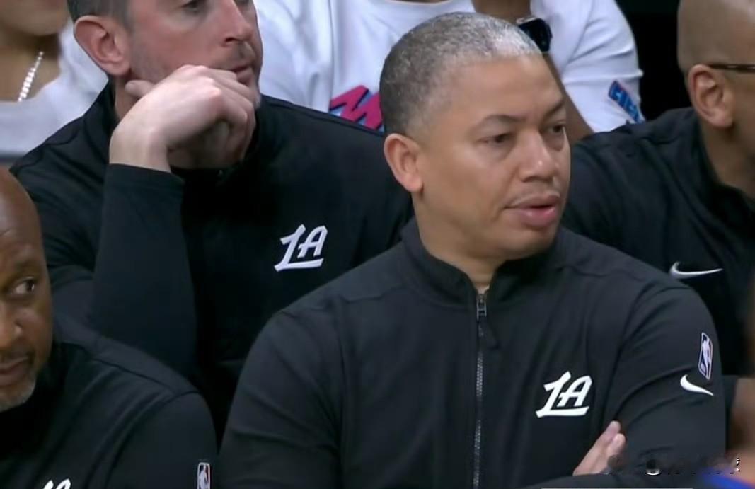 还上伦纳德！泰伦-卢在垂死挣扎！今天对阵热火队的比赛，快船队在三节结束时已经