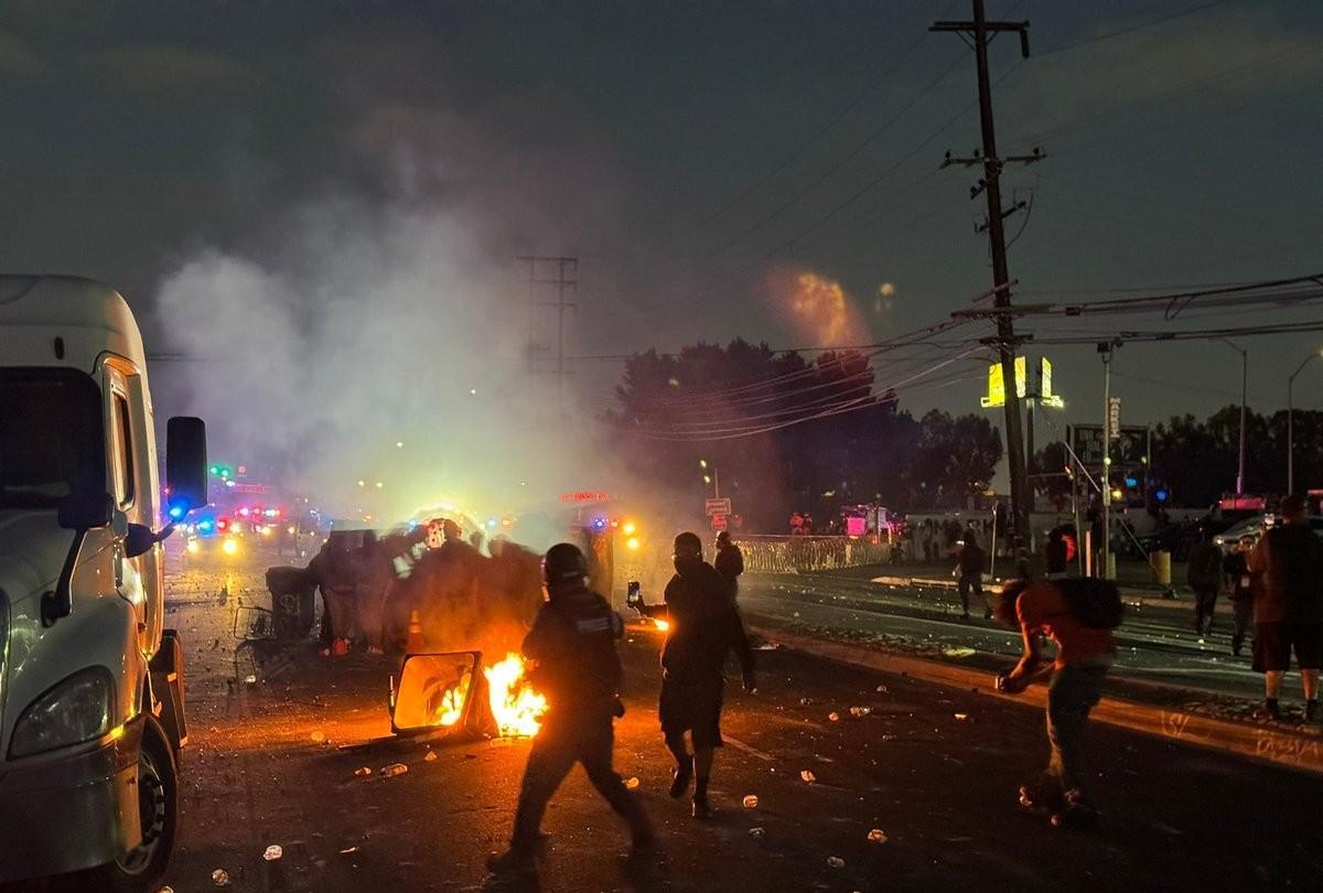美国爆发喜闻乐见的风景线~~~你见过洛杉矶凌晨四点钟的爆震弹吗？由于特朗普派人