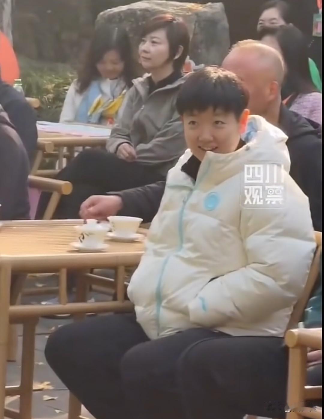 孙颖莎这眼神也太可爱了！坐那儿看功夫茶表演，眼睛瞪得圆溜溜，嘴角还翘着小弧度，那