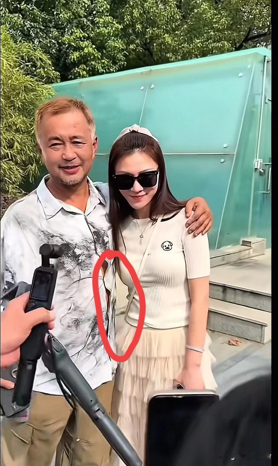 沈巍和晓晓的感情状态颇受粉丝关注晓晓的肢体动作既有隔阂也有亲密她对沈巍到底是