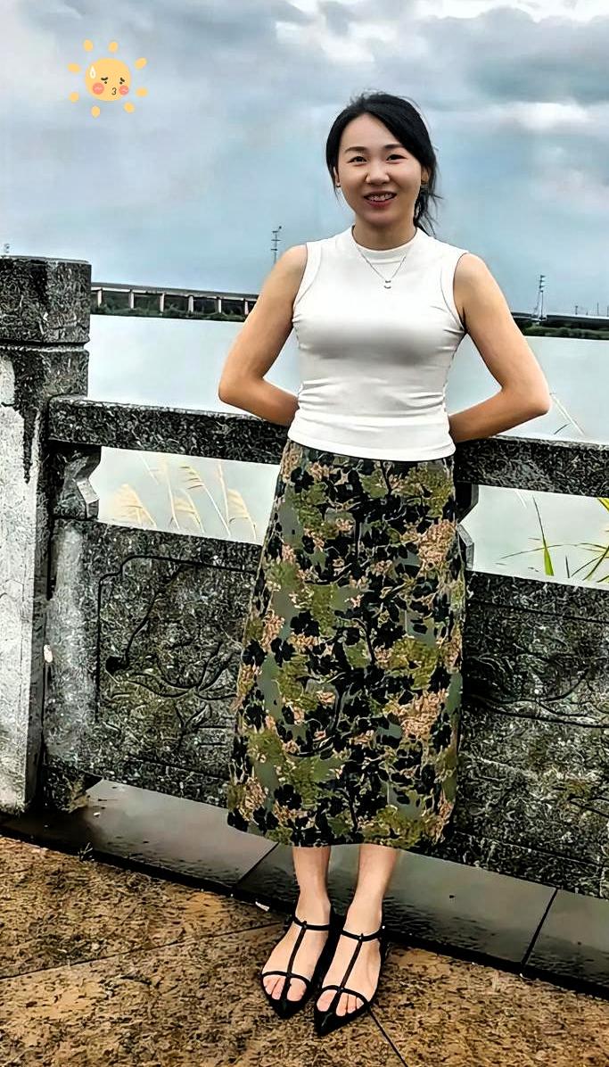 女生长得高挑，模样很亲，体制内上班，工作稳定轻松，性格活泼开朗，年龄30，但是拿