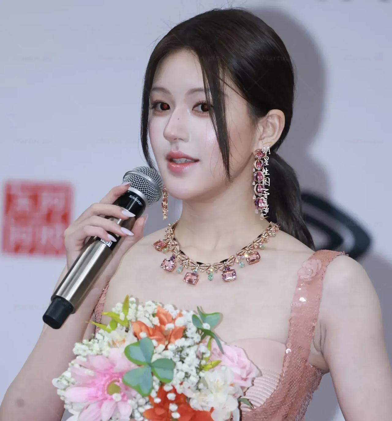 有网友说；赵露思是被做局了，因为她原定的三套礼服都没能按时到达，然后情急之下找的