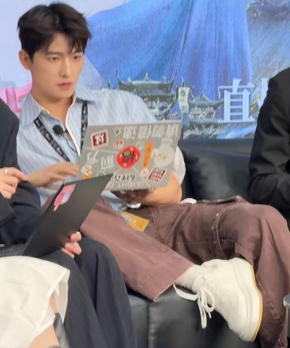 看杨洋都松弛成啥了！这不是我在家玩游戏的状态吗？