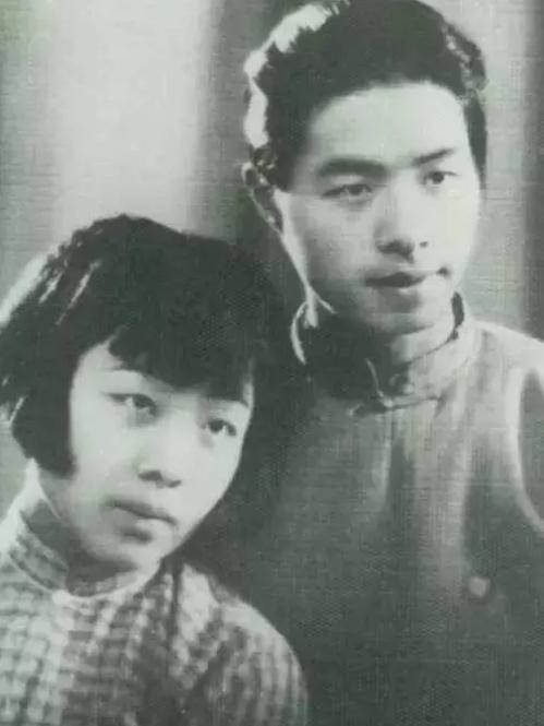 三人同居你敢信吗？1928年，才女丁玲同时爱上了两个男人，并提出了三人同居。