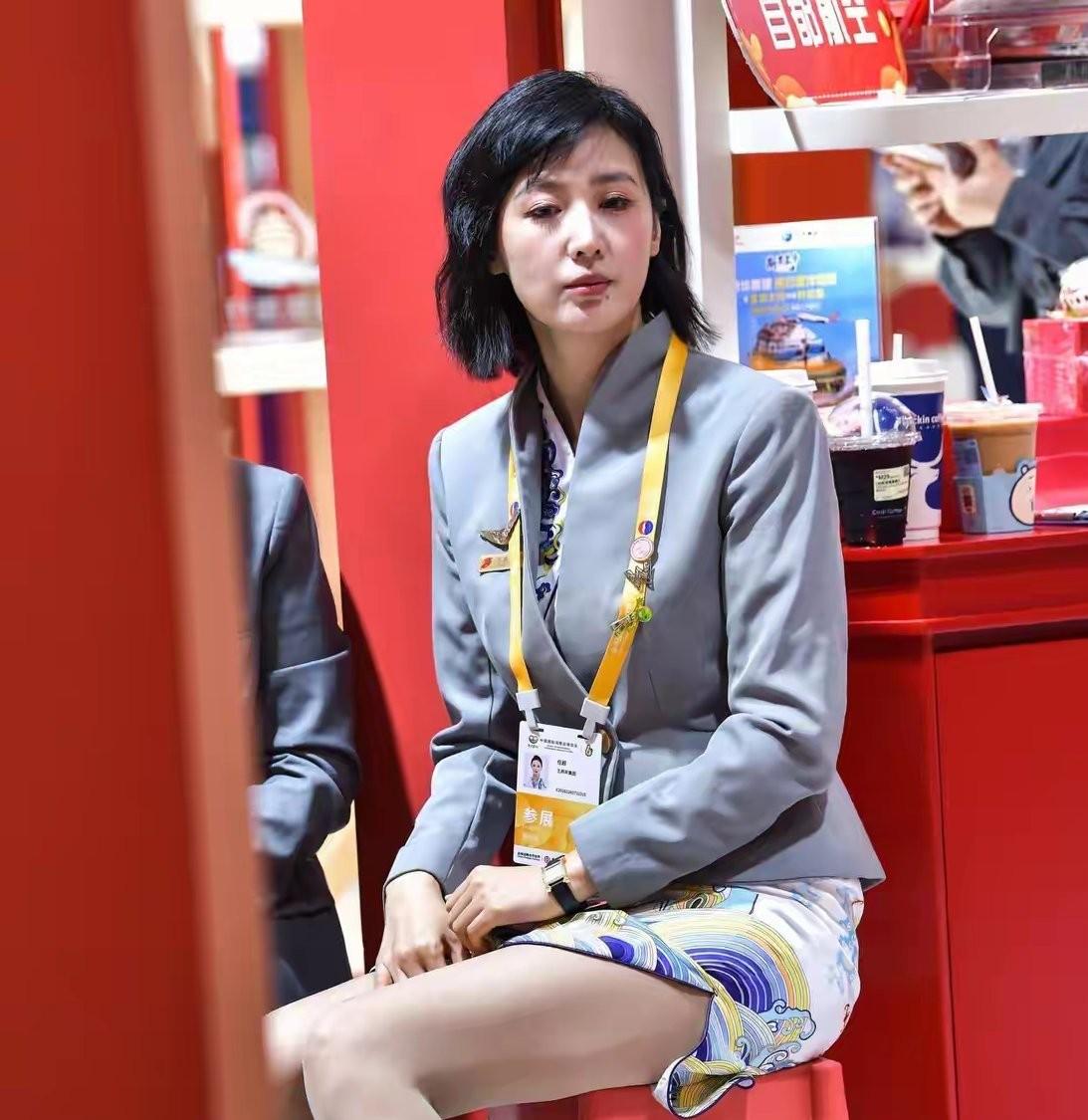 短发海航空姐身材气质都超级棒，不知何故面容有些憔悴，似乎整个人无精打采似的！这