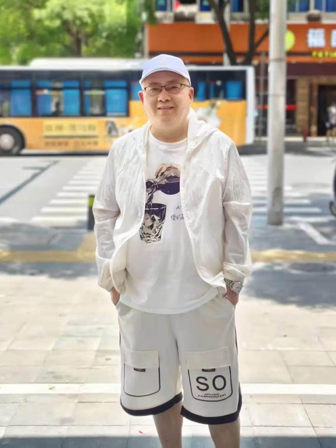 我今年63岁，退休也快三年，至今单身已经10多年了。身边连一个女人都没有，你