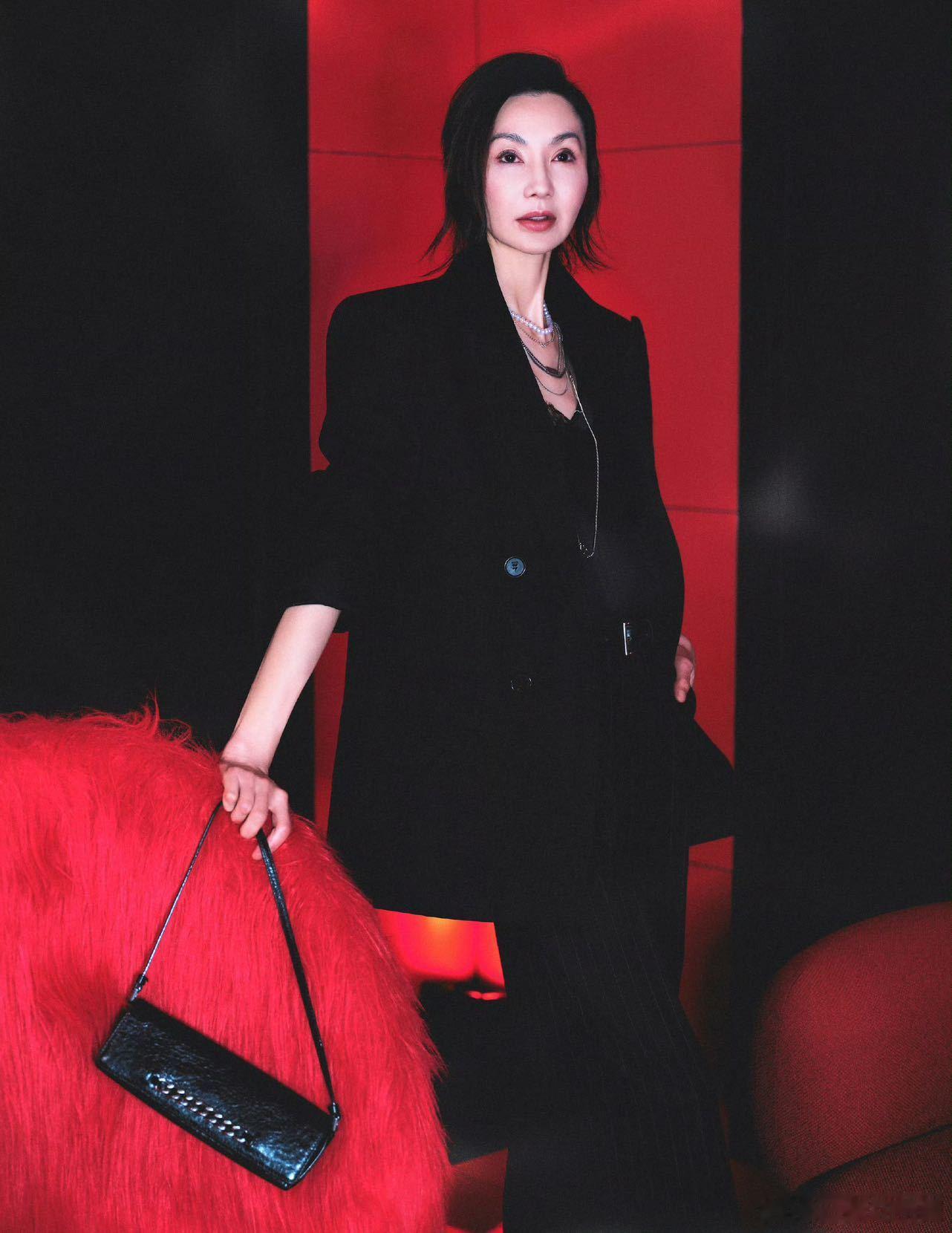 11年前的张曼玉打碟名场面十一年前张曼玉打碟名场面太绝了啊！一件简约背心，但是又