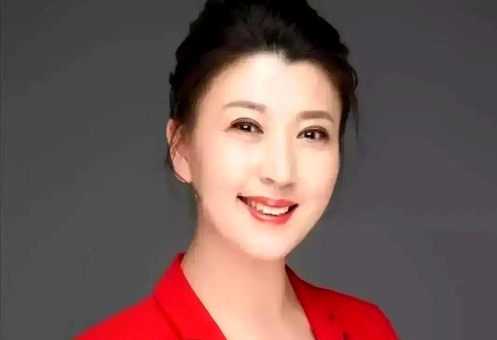 唐鉴军直播怒怼闫学晶，六万人围观这场“味道”之争。老艺术家的较真，撞上直播时代