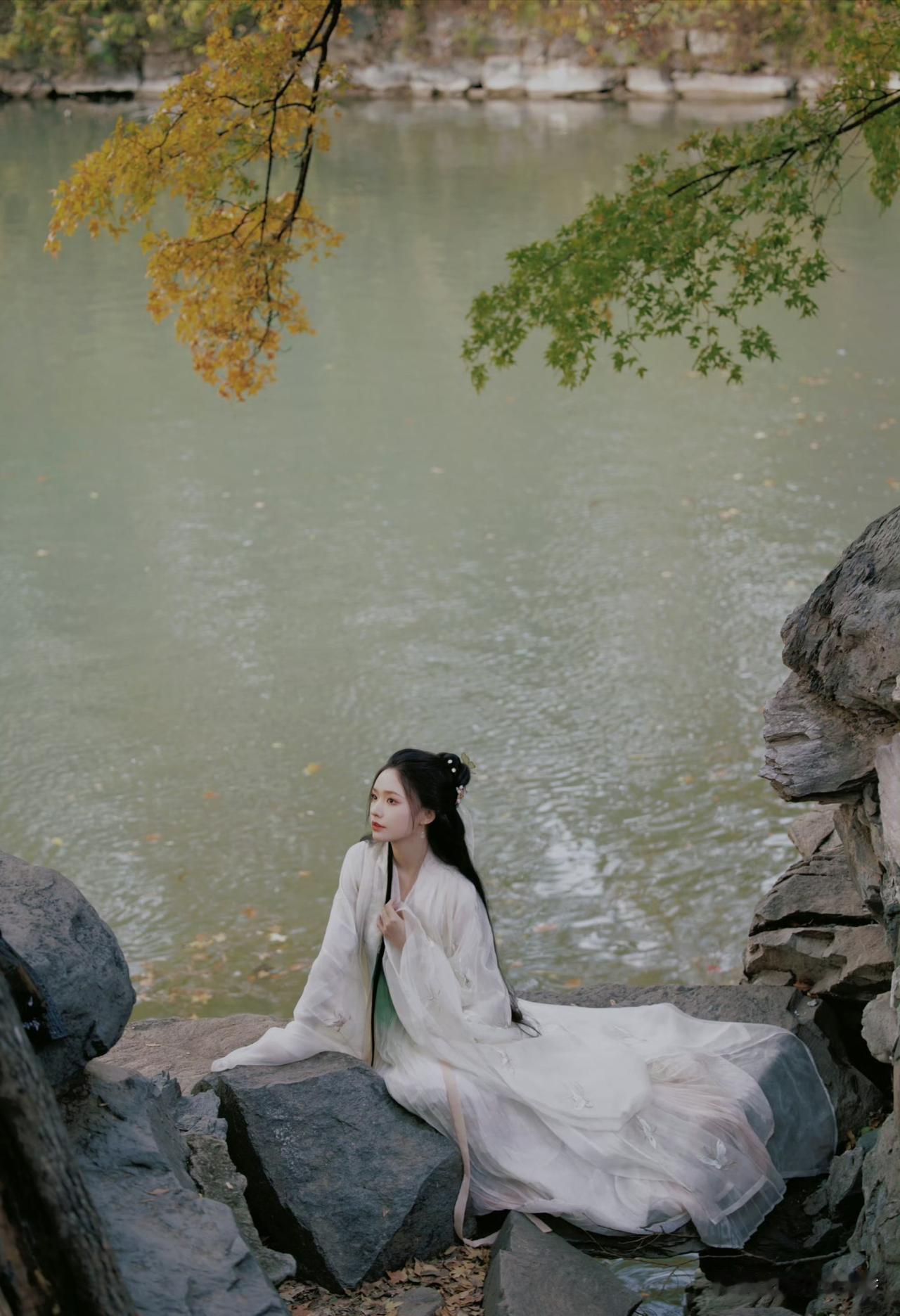 秋日氛围感美女演员写真，她曾经出演过星爷爆火的电影，这么远的距离，你看出她是谁了