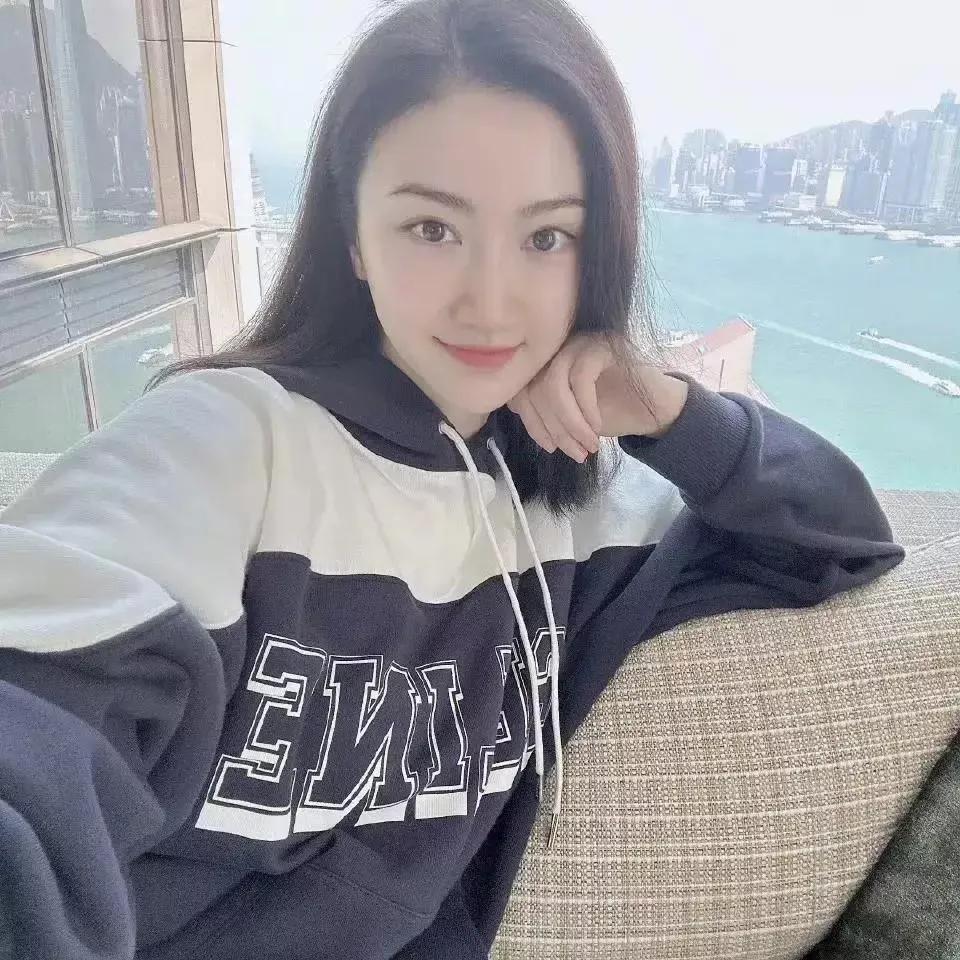 楼阁临江望，风景入眼来。美景在山巅之上远观楼台近观花倚栏照此风景到此一游