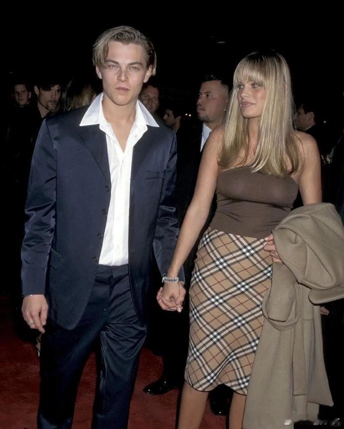 1996年，小李子和女友的经典同框小李子和女友Kristen一起出席电影首映礼。