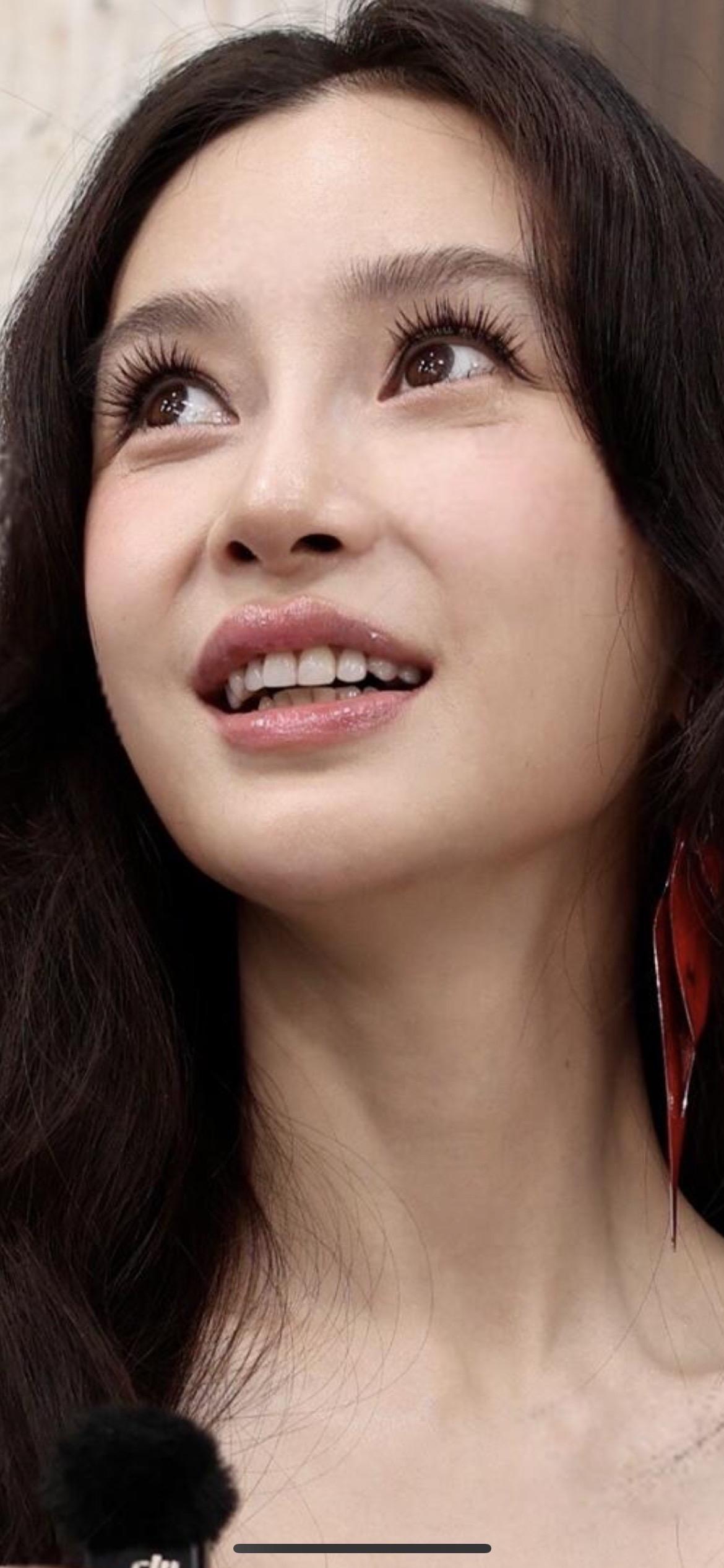 杨颖看秀时的穿搭！好白的一张脸！杨颖baby笑起来真好看baby微笑笑容最