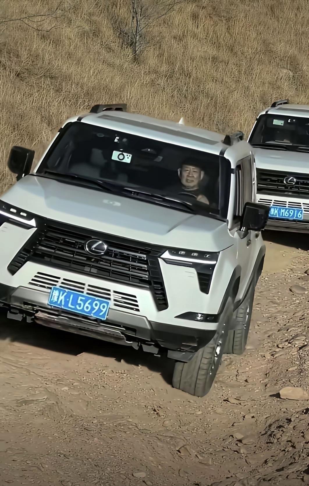 于东来之前开丰田越野被吐槽没骨气，如今又换了雷克萨斯GX550，网友彻底吵开了。